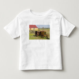 アメリカ合衆国、オレゴン州、シャニコ。錆びたヴィンテージトラクターが トドラーTシャツ
