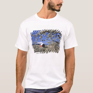 アメリカ合衆国、オレゴン州、フッドリバー渓谷、梨の果樹園 Tシャツ