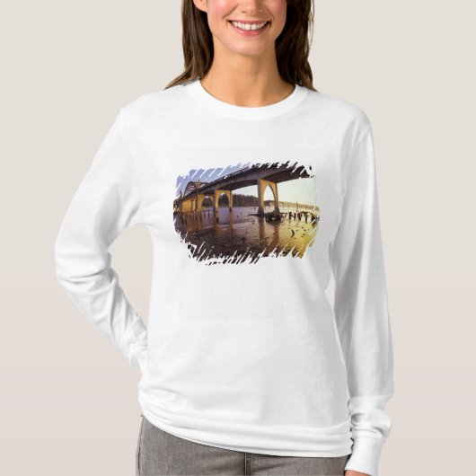アメリカ合衆国 オレゴン州 フローレンス シュースロー橋と Tシャツ (正面)