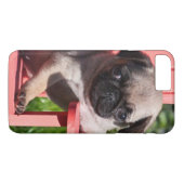 アメリカ合衆国 カリフォルニア州 パグの子犬のゆったりとしたポーズ Case-Mate iPhoneケース (裏面(横))