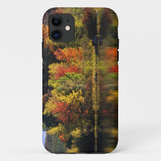 アメリカ合衆国, ニューハンプシャー州, モールトンボロー。湖に映る Case-Mate iPhoneケース (裏面)