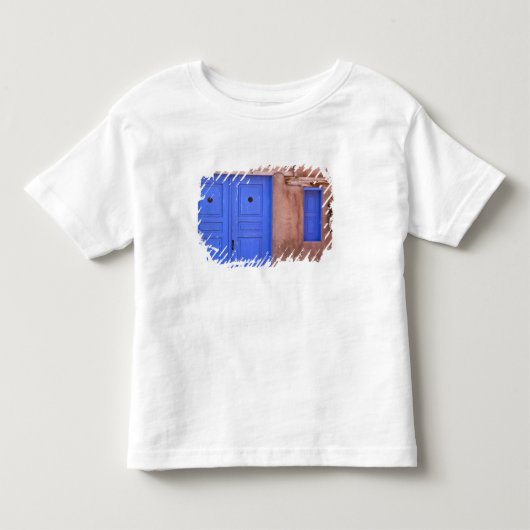 アメリカ合衆国, ニューメキシコ州, サンタフェ。青いドアと トドラーTシャツ (正面)