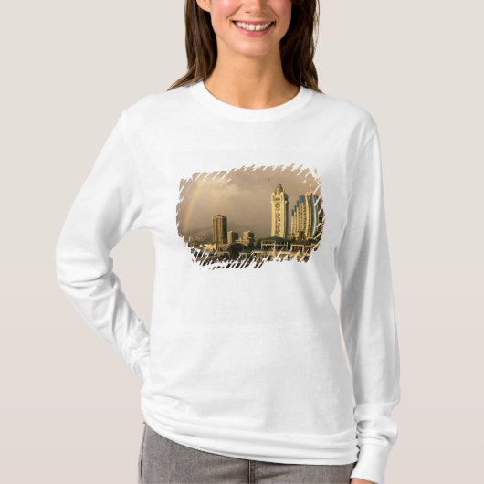 アメリカ合衆国，ハワイ，ホノルル上の虹 Tシャツ (正面)