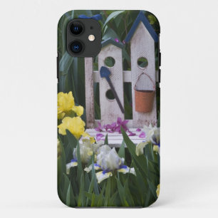 アメリカ合衆国, ペンシルベニア州。庭園のアイリスが周りに生い茂る iPhone 11 ケース