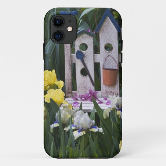 アメリカ合衆国, ペンシルベニア州。庭園のアイリスが周りに生い茂る Case-Mate iPhoneケース (裏面)