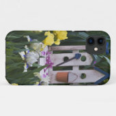 アメリカ合衆国, ペンシルベニア州。庭園のアイリスが周りに生い茂る Case-Mate iPhoneケース (裏面(横))