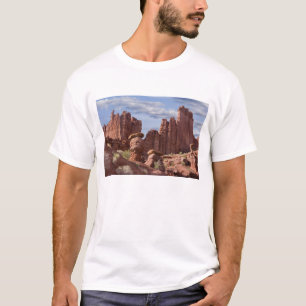 アメリカ合衆国 ユタ州 フィッシャータワーズの風景 写真提供:Don Tシャツ