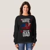 アメリカ国旗お気に入りの私のナースは私をパパファテと呼ぶ スウェットシャツ (正面フル)