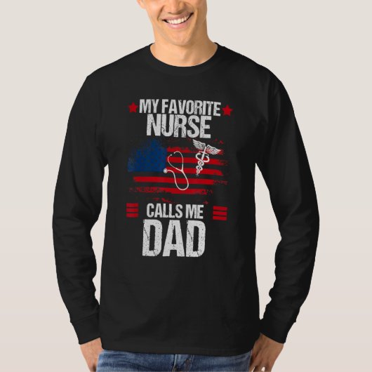 アメリカ国旗お気に入りの私のナースは私をパパファテと呼ぶ Tシャツ (正面)