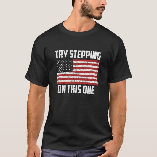 アメリカ国旗がこのアメリカの愛国者を踏み込もうとしている Tシャツ (正面)