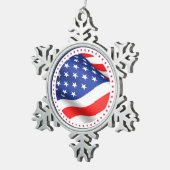アメリカ国旗がアメリカストライプ愛国的なクリスマスを飾る スノーフレークピューターオーナメント (右)
