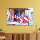アメリカ国旗が並ぶ通り キャンバスプリント (インサイチュ (リビング))