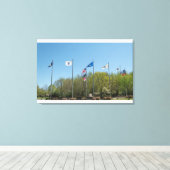 アメリカ国旗とその他の国旗 キャンバスプリント (インサイチュ (ウッドフロア))