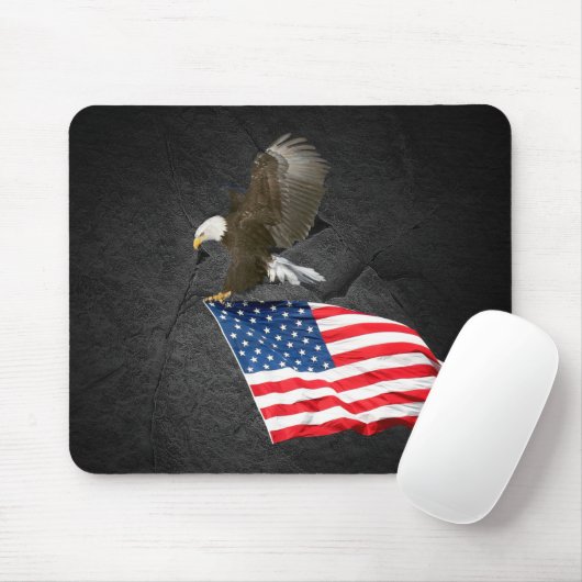 アメリカ国旗とともに飛ぶハクトウワシ マウスパッド (マウス)