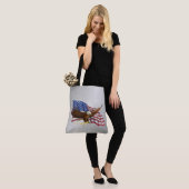 アメリカ国旗とイーグルシルバー トートバッグ (モデル)