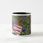 アメリカ国旗とルピナスの花 (2) ツートーンマグカップ (中央)