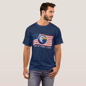 アメリカ国旗とワシを掲げる Tシャツ (正面フル)