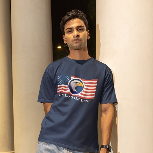 アメリカ国旗とワシを掲げる Tシャツ
