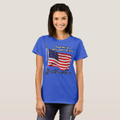 アメリカ国旗と共にアメリカ退役軍人の妻であることを誇りに思う Tシャツ (正面フル)