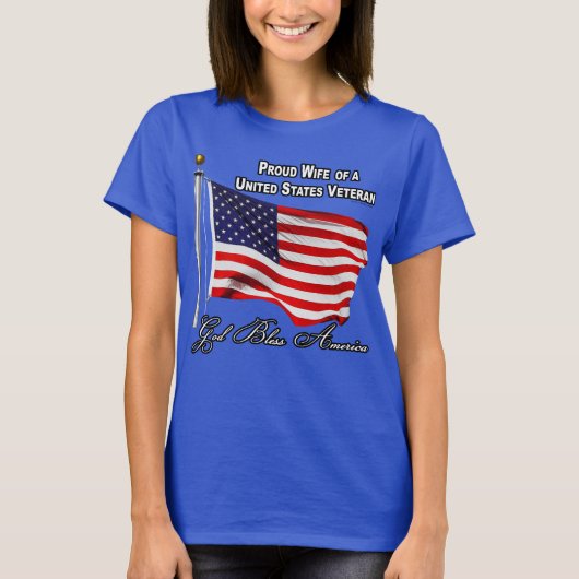 アメリカ国旗と共にアメリカ退役軍人の妻であることを誇りに思う Tシャツ (正面)