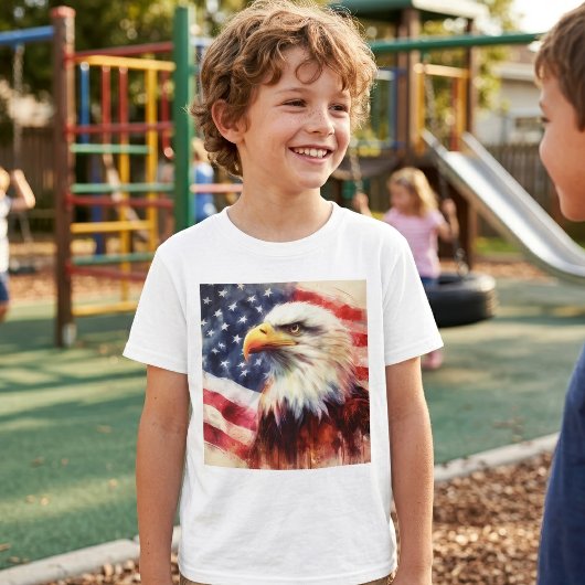 アメリカ国旗と堂々たるハクトウワシの肖像 Tシャツ
