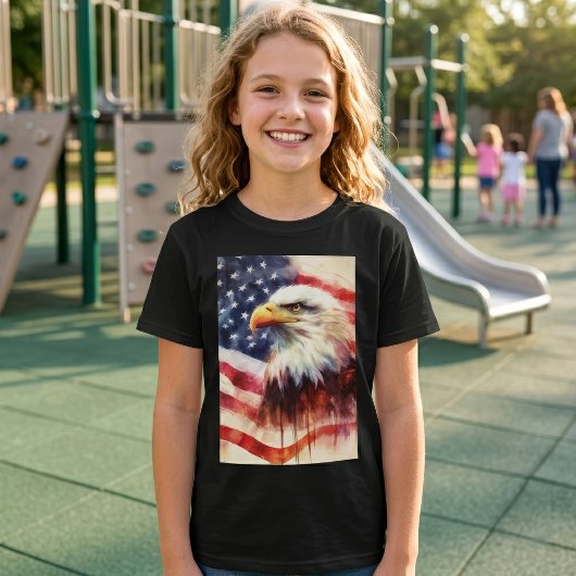 アメリカ国旗と堂々たるハクトウワシの肖像 Tシャツ