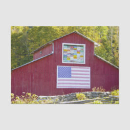 アメリカ国旗と州のナンバープレートが付いた赤い納屋 薄葉紙