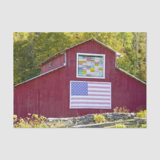 アメリカ国旗と州のナンバープレートが付いた赤い納屋 薄葉紙 (正面)