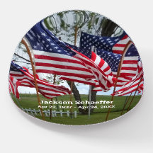 アメリカ国旗と白十字記念碑