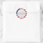 アメリカ国旗と自分のカスタム文字またはメッセージ ラウンドシール (バッグ)