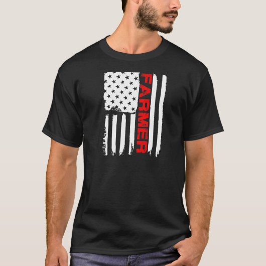 アメリカ国旗と農場の牛とトラクターのTシャツ 7月4日 農家の独立記念日 Tシャツ (正面)