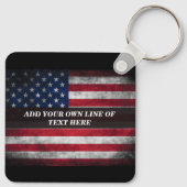 アメリカ国旗にテキストを追加する キーホルダー (裏面)