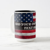アメリカ国旗にテキストを追加する ツートーンマグカップ (正面左)