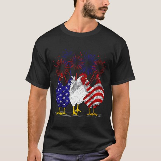 アメリカ国旗にニワトリ 愛国心あふれる農家の皆様へ 7月4日 Tシャツ (正面)