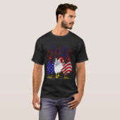 アメリカ国旗にニワトリ 愛国心あふれる農家の皆様へ 7月4日 Tシャツ (正面フル)