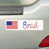 アメリカ国旗に上書きされた任意の名前 バンパーステッカー (車上)