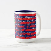 アメリカ国旗に忠誠を誓うこと ツートーンマグカップ (正面右)