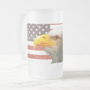 アメリカ国旗に掲げられたアメリカのハゲ・イーグル フロストグラスビールジョッキ