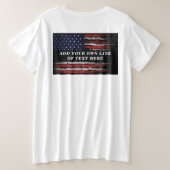 アメリカ国旗に独自の文字をグランジ追加する プラスサイズTシャツ (デザイン裏面)