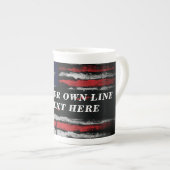 アメリカ国旗に独自の文字をグランジ追加する ボーンチャイナマグカップ (正面右)