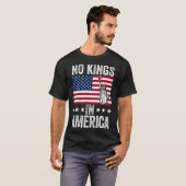 アメリカ国旗に王がいないから民主主義救に抗議9 Tシャツ (正面フル)