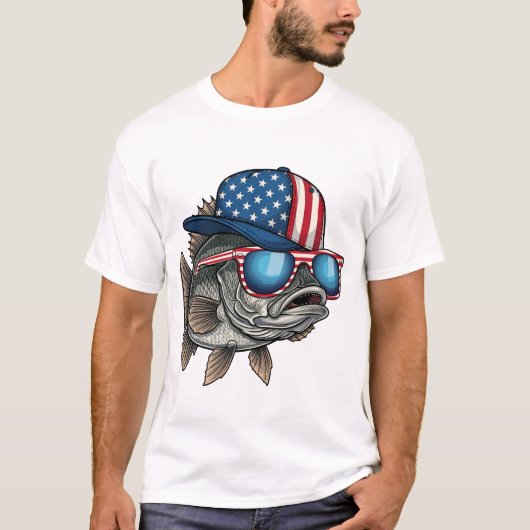 アメリカ国旗のキャップをかぶった大きな魚の面白い釣りデザイン Tシャツ (正面)