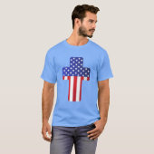 アメリカ国旗のキリスト教の十字架 愛国的な信仰 アメリカ Tシャツ (正面フル)