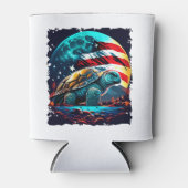 アメリカ国旗のコピーと月の下のアメリカのカメ 缶クーラー (正面)