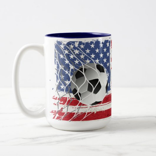 アメリカ国旗のサッカーボール ツートーンマグカップ (左)