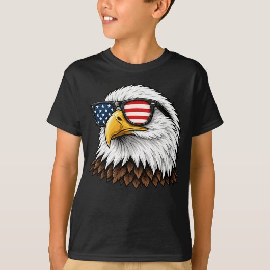 アメリカ国旗のサングラスをかけた愛国ハクトウワシ Tシャツ (正面)