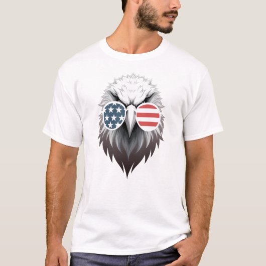 アメリカ国旗のサングラスを持つイーグルアート Tシャツ (正面)