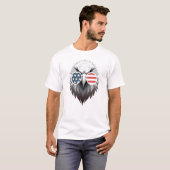 アメリカ国旗のサングラスを持つイーグルアート Tシャツ (正面フル)