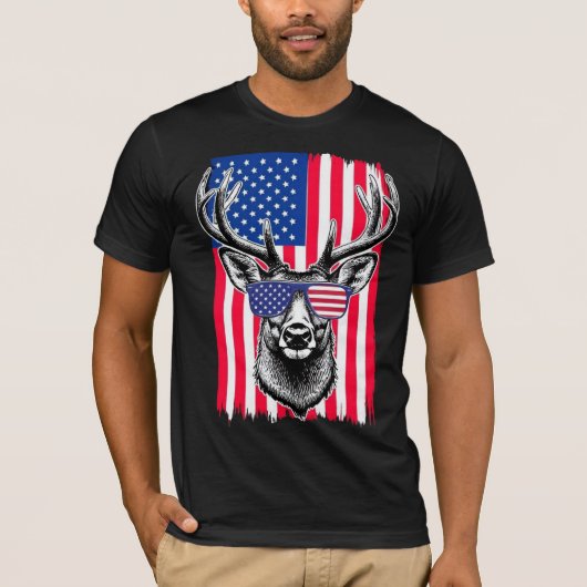 アメリカ国旗のサングラスを身に着けている愛国的な鹿 Tシャツ (正面)