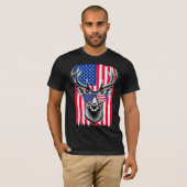 アメリカ国旗のサングラスを身に着けている愛国的な鹿 Tシャツ (正面フル)